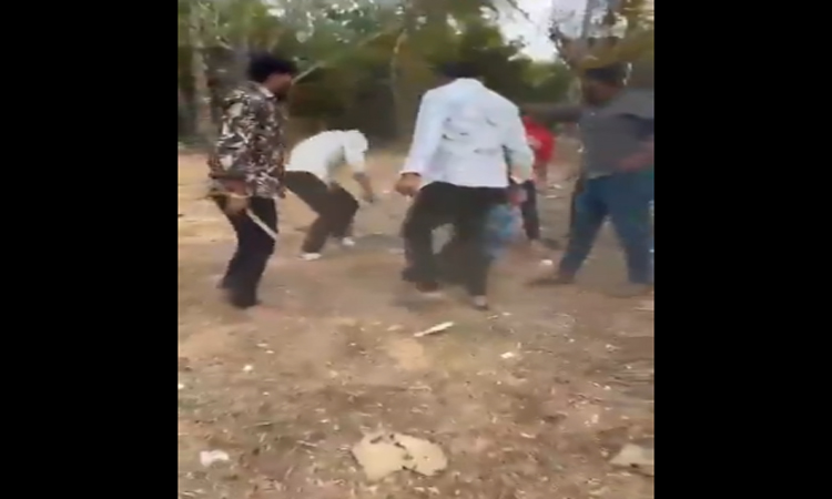 షాకింగ్‌..విద్యార్థిపై తోటి విద్యార్థుల దాడి!