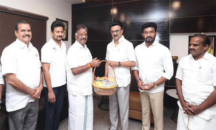 తమిళనాడు రాజకీయాల్లో సంచలనం!