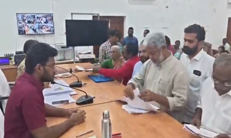 ప్రజా సమస్యలపై కలెక్టరేట్‌కు వల్లభనేని