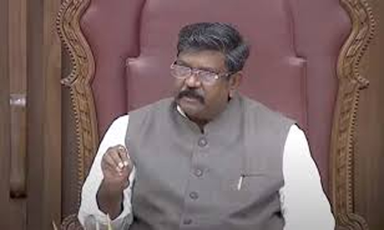 వైసీపీ ఫిరాయింపు ఎమ్మెల్సీలకు మండలి చైర్మన్ నోటీసులు