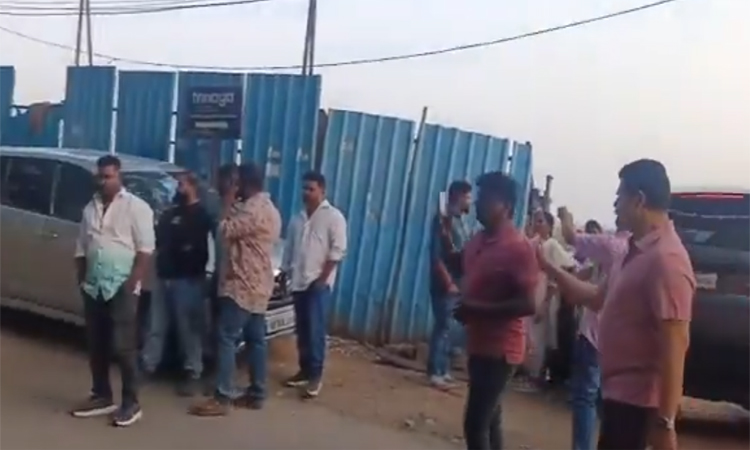 వివాదాస్పద స్థలం..బీజేపీ ఎంపీ హల్చల్