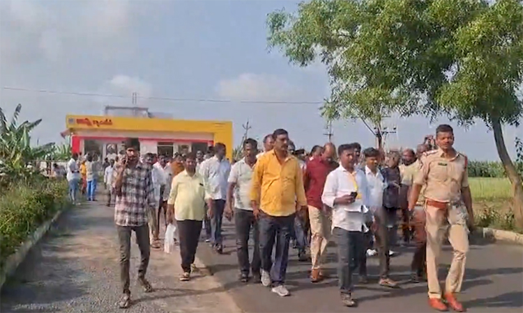 చంద్రబాబు ఇంటిని ముట్టడించిన నెట్ ఆపరేటర్స్