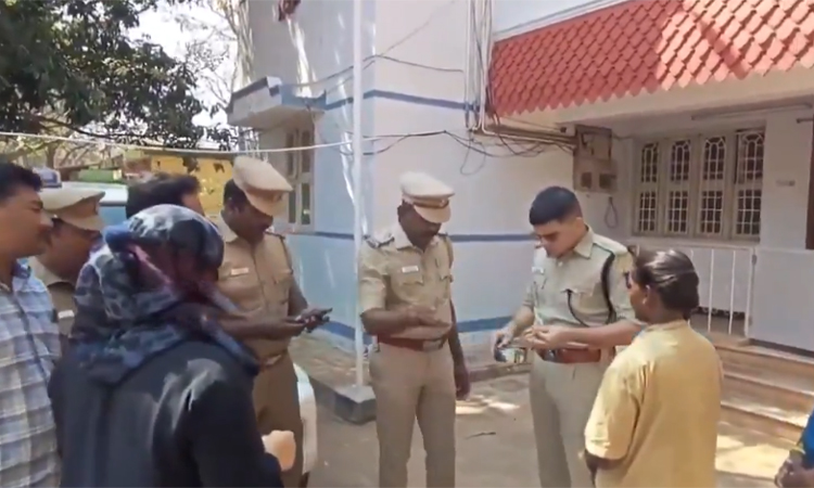 చెత్త కుప్పలో దొరికిన బంగారం..ఏం చేసిందంటే?