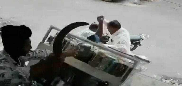 వీడియో..గంజాయి మత్తులో కత్తితో యువకుడి దాడి