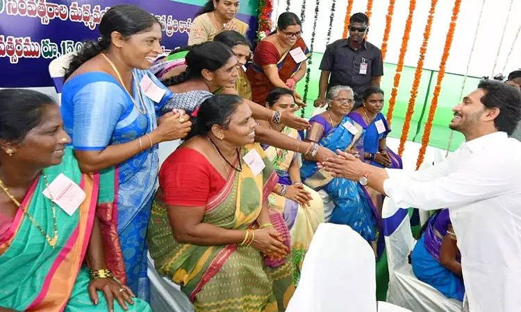 సమాజ నిర్మాణంలో మహిళల పాత్ర కీలకం!
