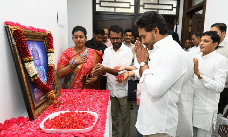 భగవాన్ మహావీర్‌కు జగన్ నివాలి