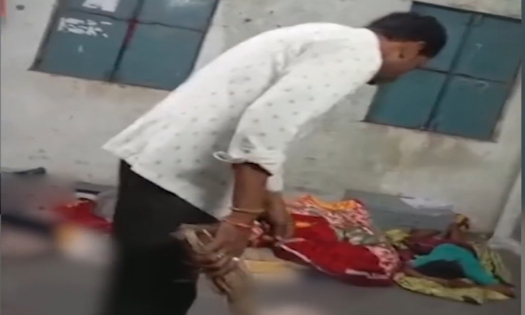 హాస్టల్‌లో దారుణం..చీపురుతో విద్యార్థులను చితకబాది!