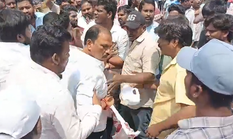 నడిరోడ్డుపై జనసేన పార్టీ నేతలు బాహాబాహీ