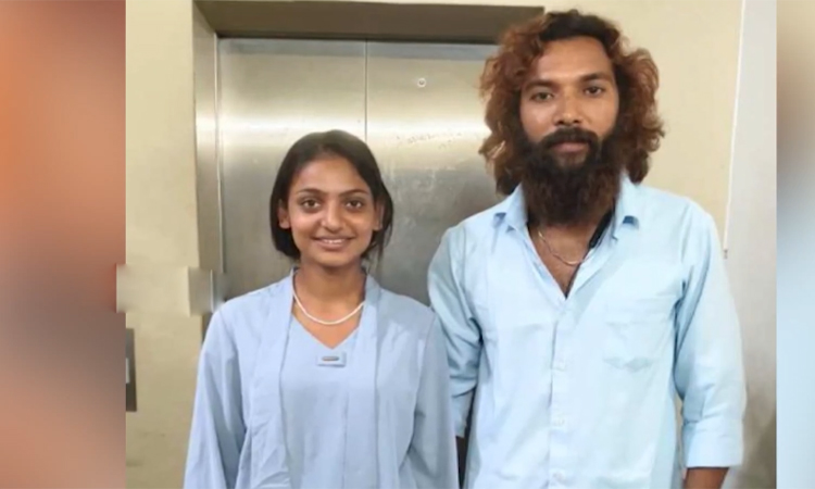 ప్రియుడితో కలిసి పోలీస్ స్టేషన్‌లో మోనాలిసా