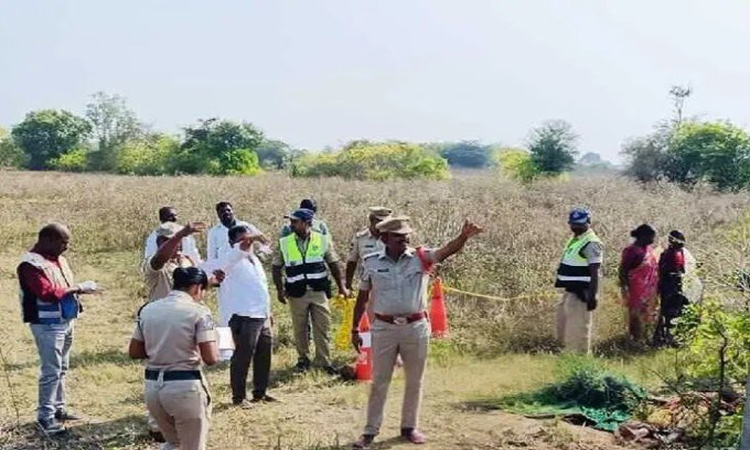 భార్యను హత్య చేసి..కూతురిని పొదల్లో పడేశాడు!