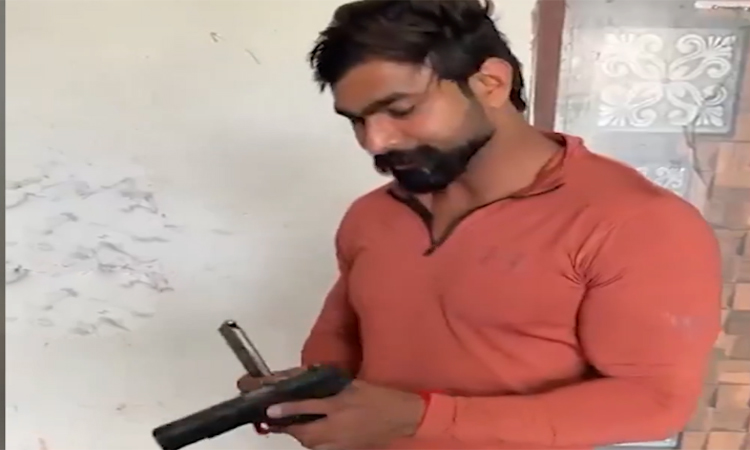రీల్స్ పిచ్చి..తుపాకీతో కాల్చుకున్నాడు!