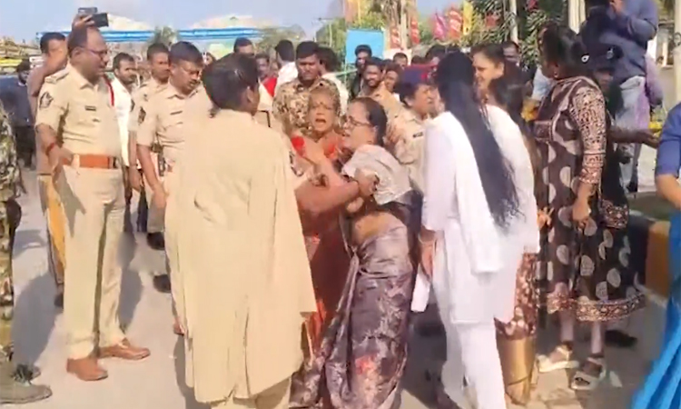 టీటీడీ ఛైర్మన్ బీఆర్ నాయుడుకు నిరసన సెగ