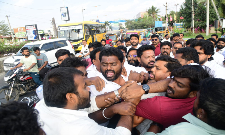 వైసీపీ నేత‌ల‌పై టీడీపీ గుండాల దాడి