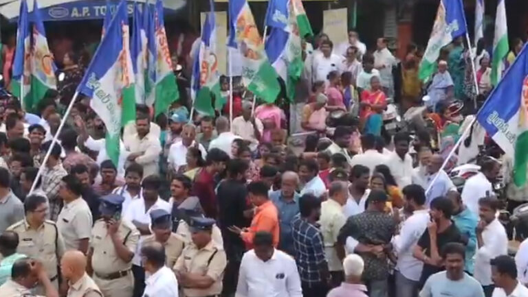తిరుపతిలో వైసీపీ భారీ నిరసన