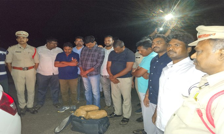 గంజాయి స్మగ్లింగ్‌లో కానిస్టేబుళ్లు