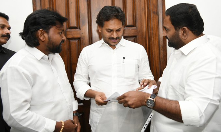 వైసీపీ కార్యకర్తకు జగన్ భరోసా