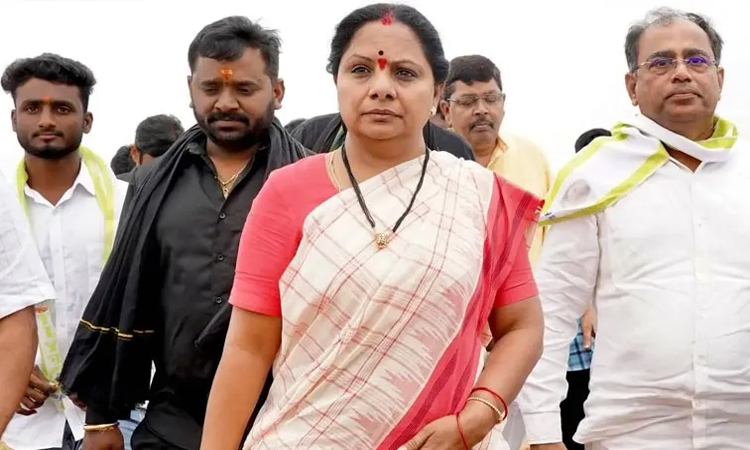 కేసీఆర్‌ వారసురాలి నుంచి సవాల్‌ విసిరే స్థాయికి!