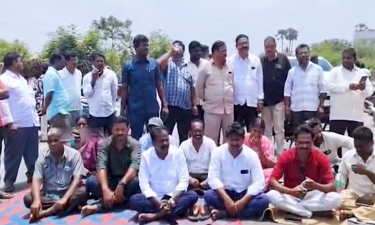 ఎమ్మెల్యే కొలికపూడి శ్రీనివాస్ ధర్నా