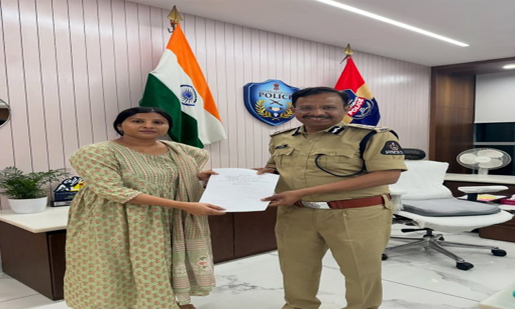 సీపీ సజ్జనార్‌ని కలిసిన సింగర్ మంగ్లీ