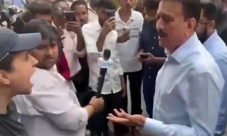 ఏకంగా మంత్రినే నిలదీసిన సామాన్య మహిళ!