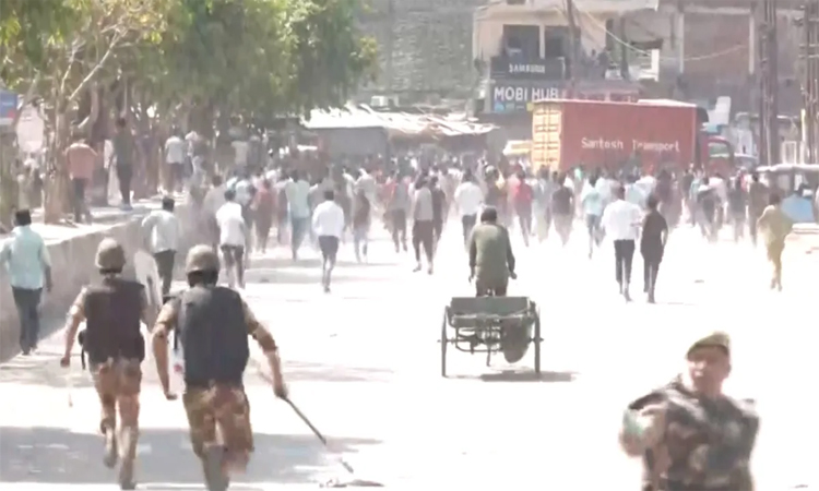 నోయిడాలో మళ్లీ చెలరేగిన హింస..రాళ్ల వర్షం!