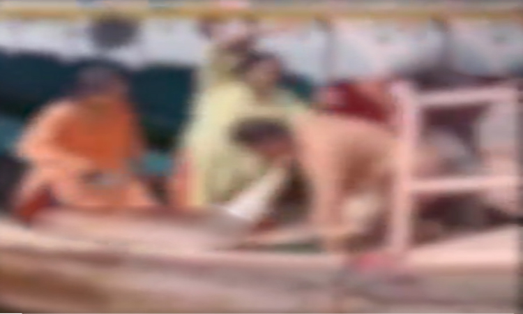 పూజారి అసభ్య ప్రవర్తన..చితక్కొట్టిన మహిళలు