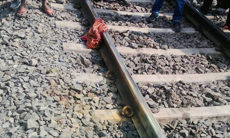 ఇంట్లో రెండు..రైలు పట్టాలపై మూడు శవాలు!