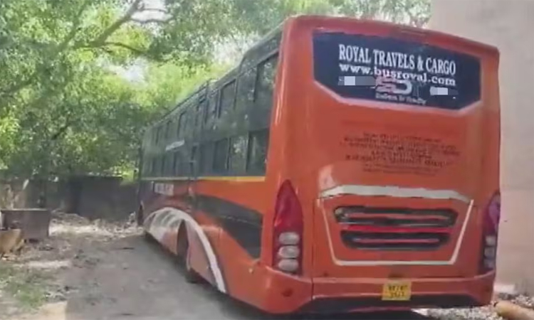 బస్సులోనే మహిళపై డ్రైవర్, కండక్టర్ అత్యాచారం