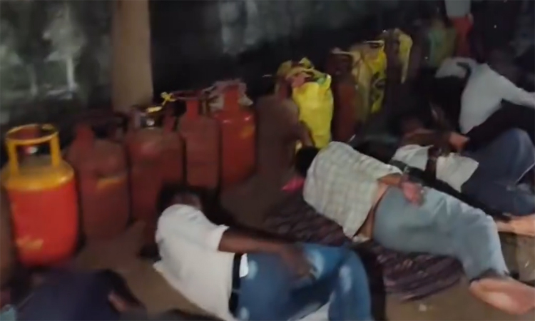 గ్యాస్ కొరత..క్యూలైన్లలో బారులు