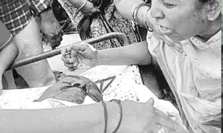 దారుణం.. బైక్‌పై వెళ్తున్న టీచర్ కుటుంబంపై కూలిన వేప చెట్టు..!