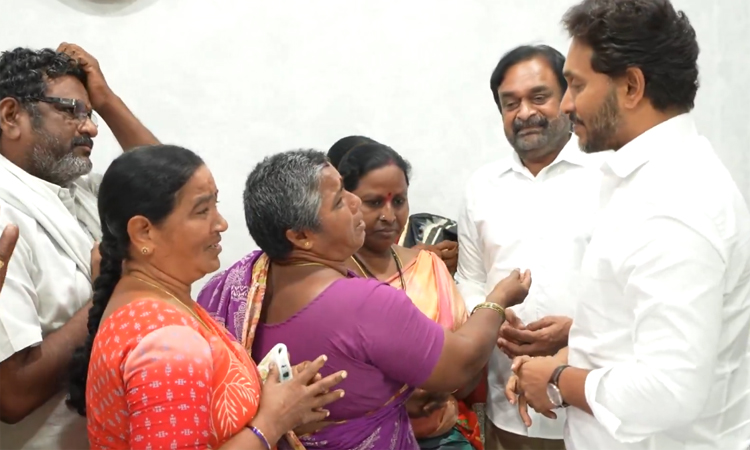 జగన్‌ను కలిసిన మామిళ్ళపల్లి రైతులు