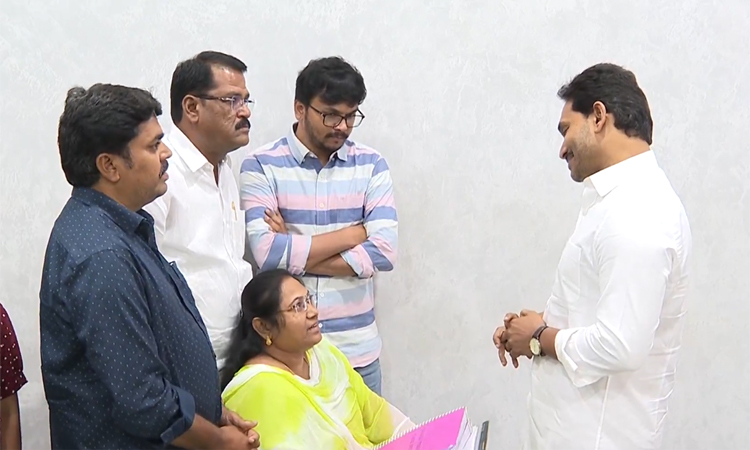 జగన్‌ను కలిసిన సుగాలి ప్రీతి తల్లిదండ్రులు
