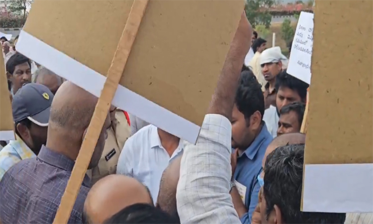 జనసేన ఆఫీస్ ఎదుట కాంట్రాక్టర్ల ధర్నా
