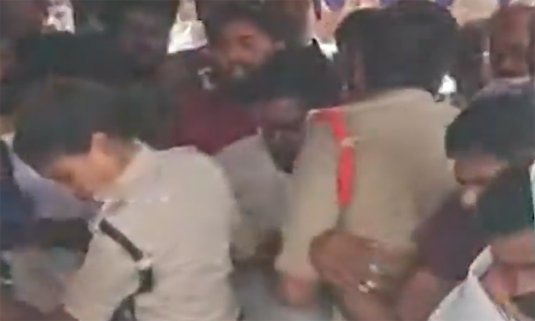 మృతదేహంతో రోడ్డుపైనే మాజీ ఎమ్మెల్యే ధర్నా