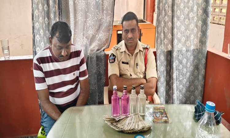 లంచం తీసుకుంటూ పట్టుబడ్డ ఎస్ఐ!