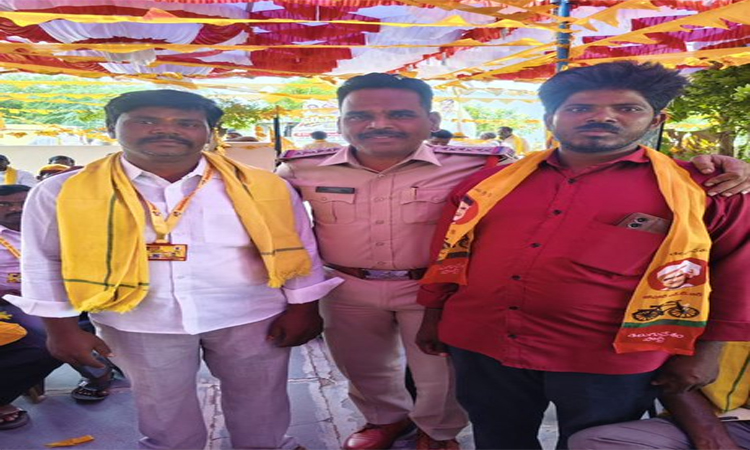 టీడీపీ మహానాడులో సీఐ..మారని ఖాకీ తీరు!