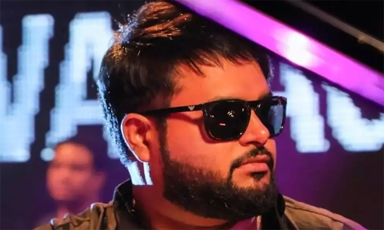 ‘ఆదర్శ కుటుంబం’..తమన్ ఔట్!