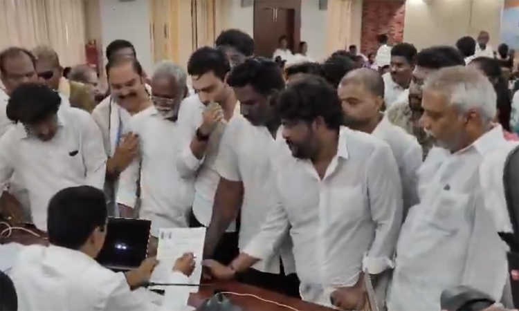 డీఎస్సీ అక్రమాలపై వైసీపీ పోరాటం..