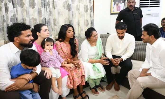 ys-jagan-consoles-late-kakumanu-rajasekhar-family-ongole