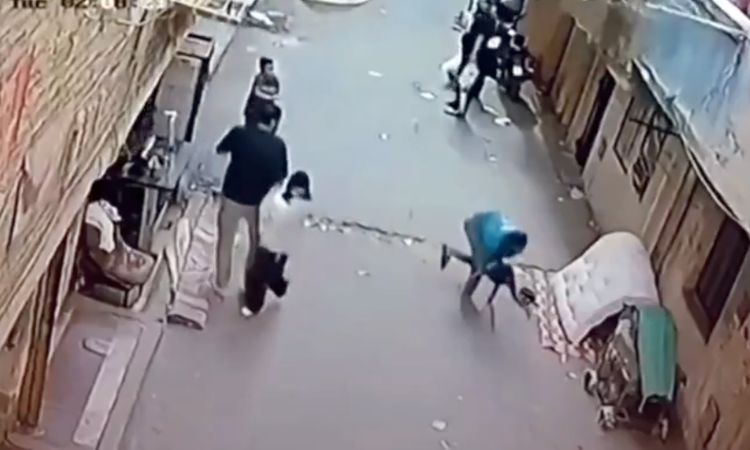 బాల్కనీ నుంచి పడిన చిన్నారి.. కాపాడిన వ్యక్తి!