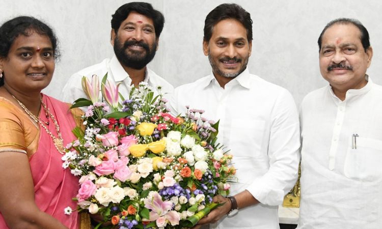 జనసేనకు గట్టి షాక్.. వైఎస్సార్‌సీపీలో చేరిన పాఠంశెట్టి