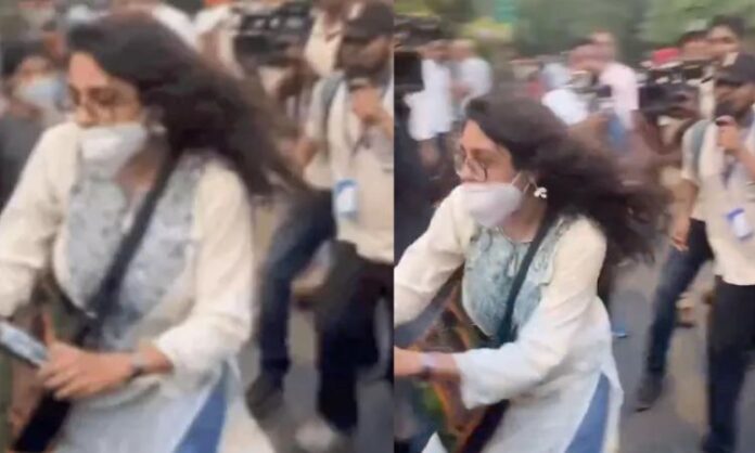 jantar-mantar-protest-woman-flees-with-police-bus-key-delhi