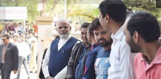 PM Modi Creating A new Trend with Join Queue To Use His "Right To Vote"