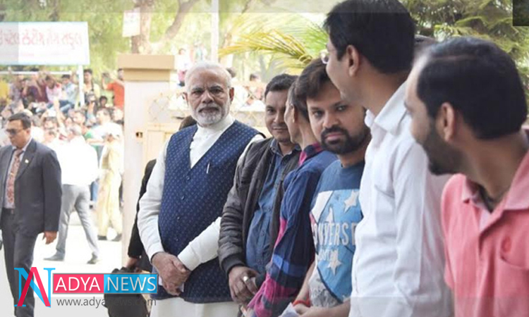 PM Modi Creating A new Trend with Join Queue To Use His "Right To Vote"