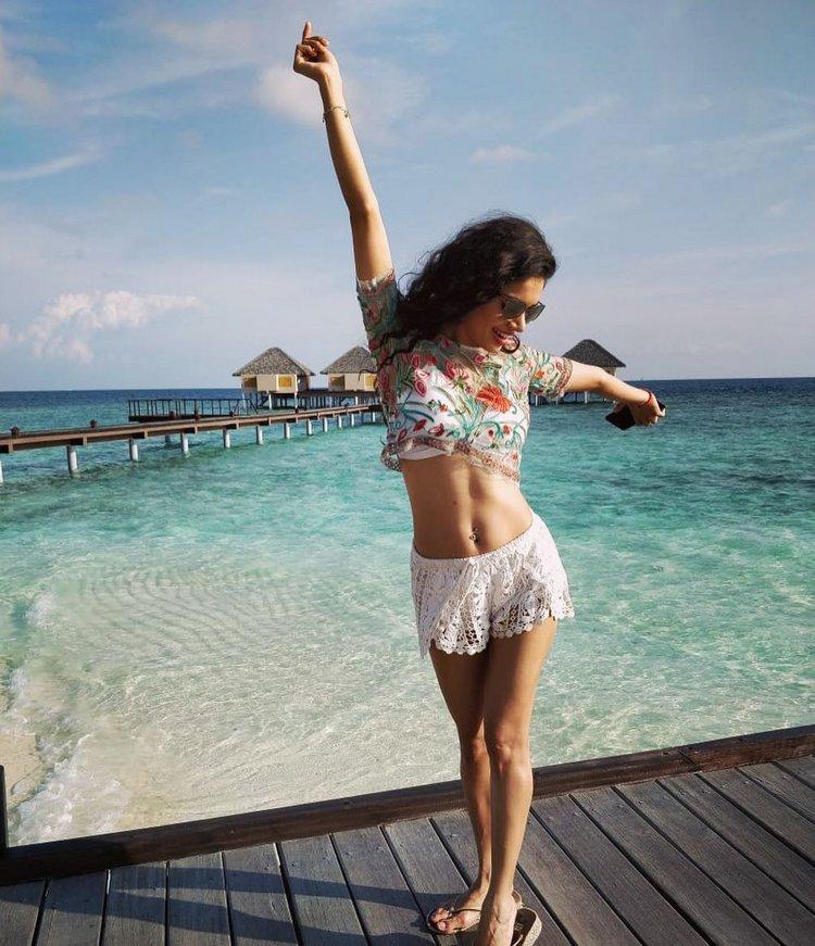 Top 15 Hot Bikini Pictures of Sizzling Aakanksha Singh 